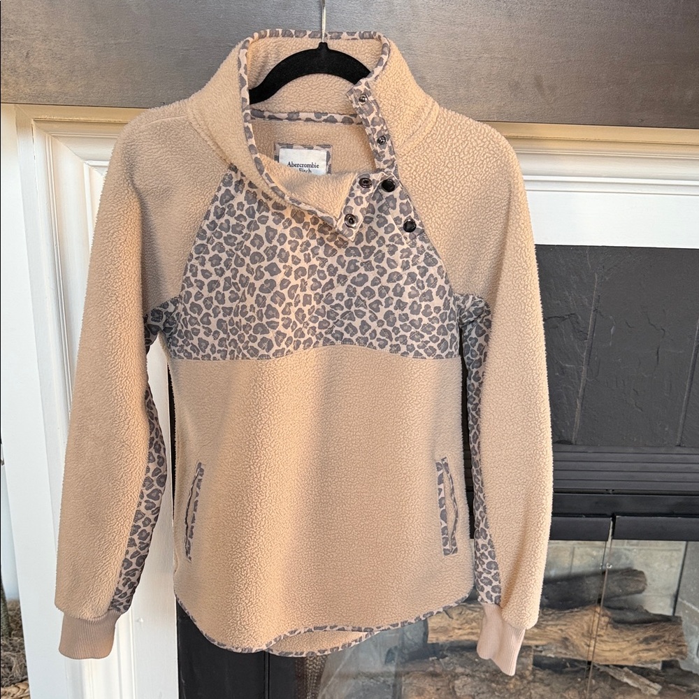 Abercrombie Tan Leopard Print Pullover fleece